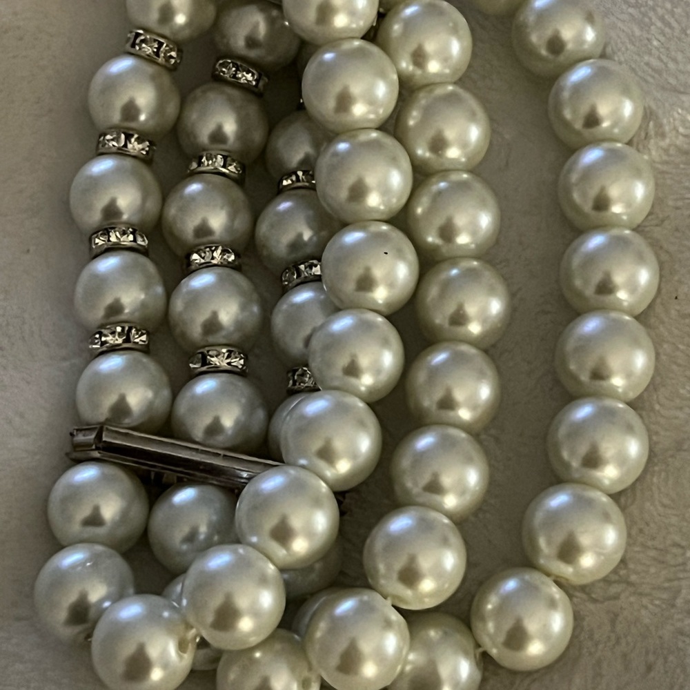 Elegant Pearl Necklace with Silver Accents